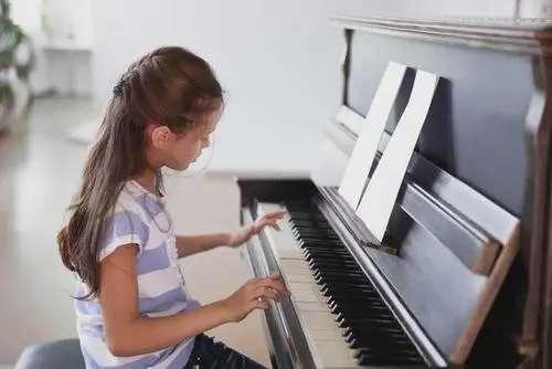 巨人的脚步钢琴曲教程小汤2#小汤三学完是几级水平