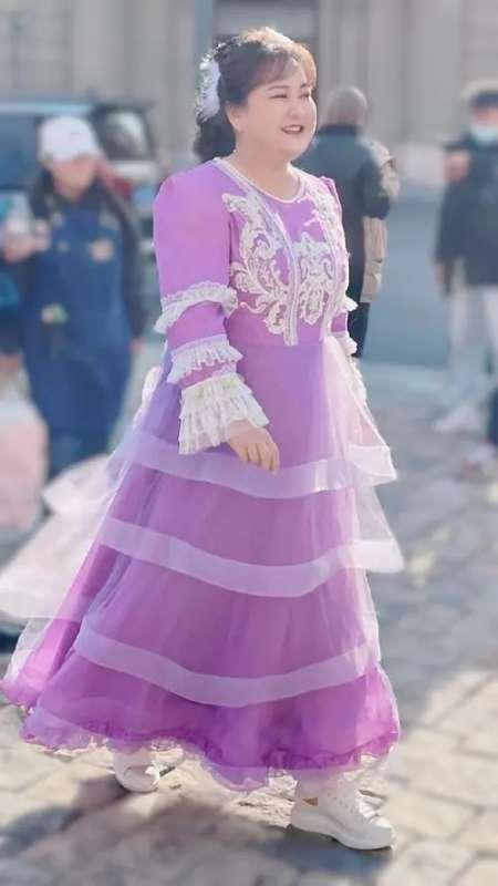 贾玲穿紫色公主裙#贾玲穿高跟鞋
