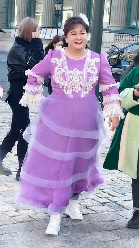 贾玲穿紫色公主裙#贾玲穿高跟鞋