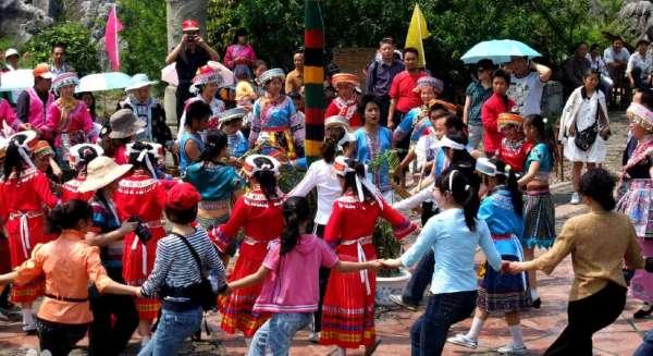 水族最盛大的节日#踩花山是哪个民族的节日