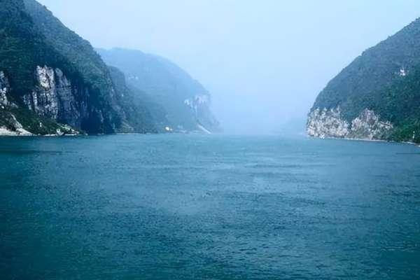 万里长江最终汇入的海是什么海